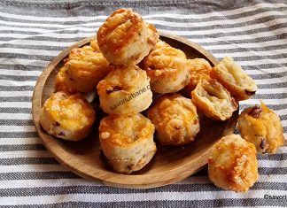 Pogăcele cu șunculiță afumată, ceapă roșie și brânză – din aluat cu untură Pogăcele cu șuncă afumată, ceapă roșie și cașcaval - din aluat cu untură reteta savori urbane