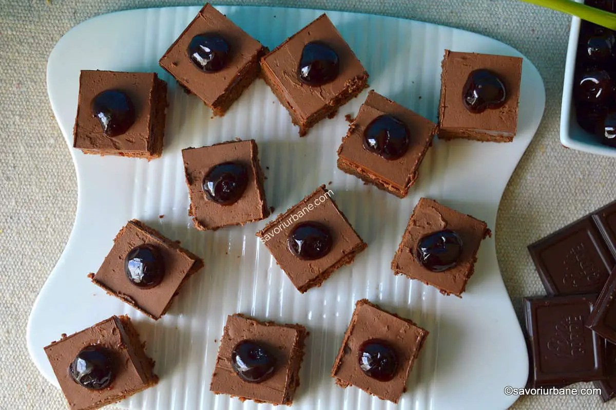 Porționarea și decorarare prăjiturii Amarena cu ciocolată și cireșe sau vișine (din dulceață sau din vișinată) 1