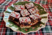 Prăjitură berlineză cu fructe uscate, nuci, albușuri, ciocolată și lichior de migdale (Amaretto) Prăjitură berlineză cu fructe uscate, nuci, albușuri, ciocolată și lichior de migdale (Amaretto) reteta savori urbane