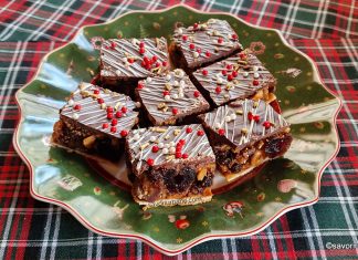 Prăjitură berlineză cu fructe uscate, nuci, albușuri, ciocolată și lichior de migdale (Amaretto) Prăjitură berlineză cu fructe uscate, nuci, albușuri, ciocolată și lichior de migdale (Amaretto) reteta savori urbane