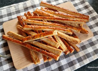 Sărățele cu pastă de jumări și piper – din aluat spornic cu untură și brânză Sărățele cu pastă de jumări și piper - din aluat spornic cu untură și brânză rețeta savori urbane