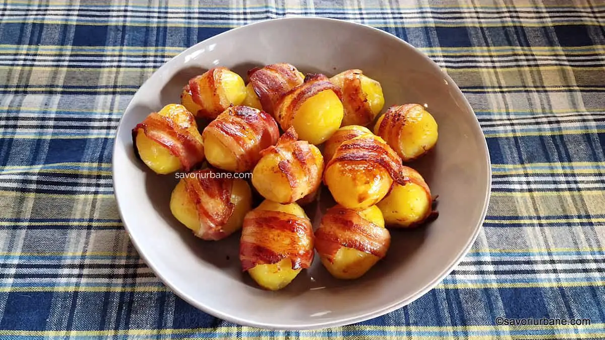 Servire Cartofi înveliți în bacon, cu usturoi, rumeniți la cuptor - rețeta de garnitură delicioasă de cartofi copți savori