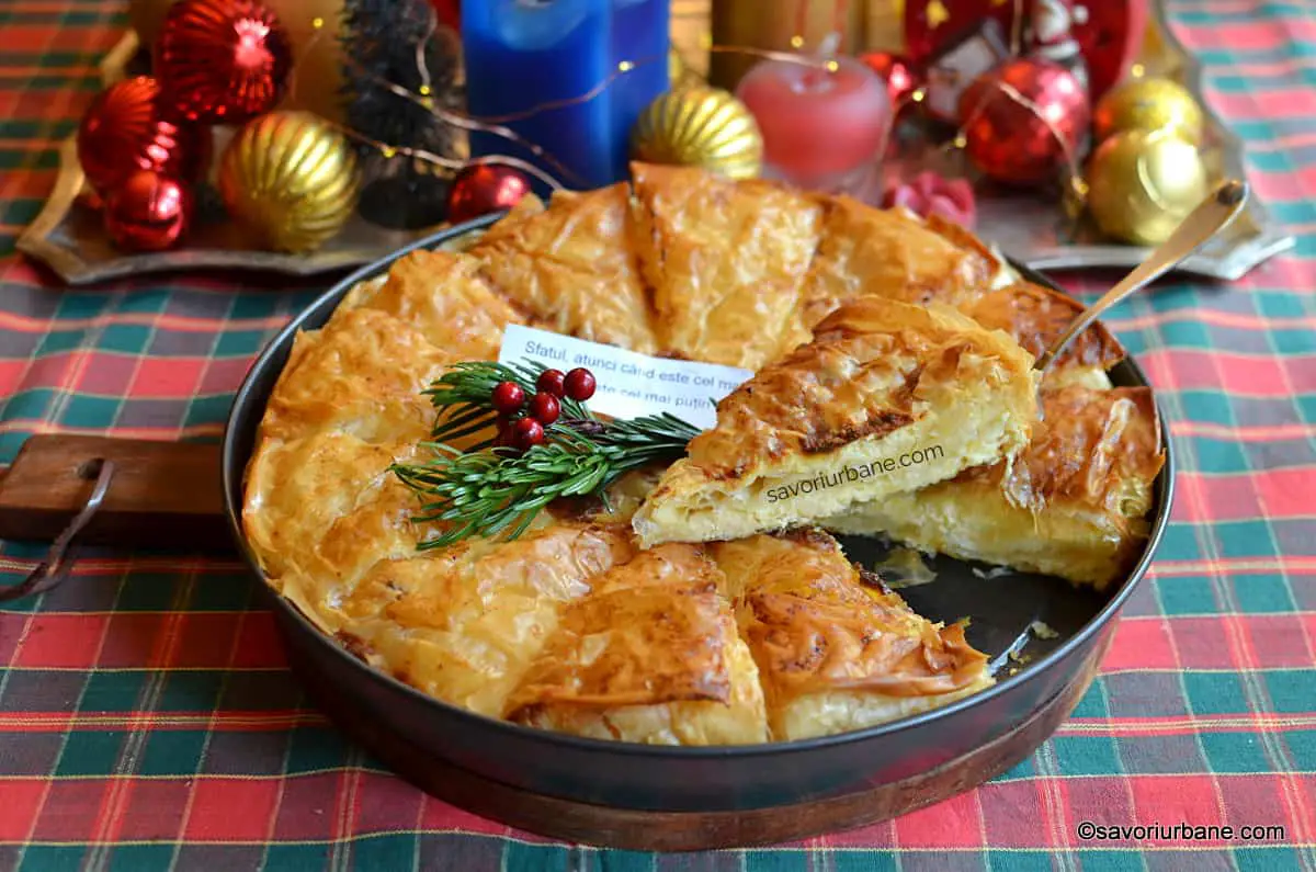 Servire Plăcintă cu răvașe pentru Anul Nou - rețeta rapidă cu brânză, iaurt și foi subțiri din comerț savori