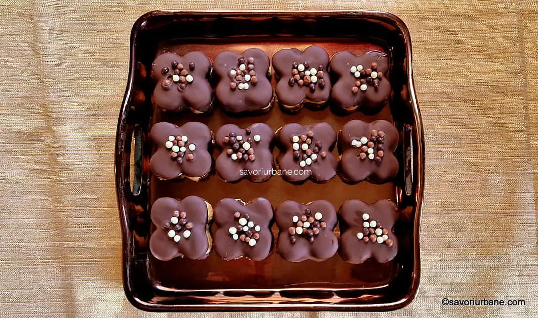 Servire fursecuri cu caramel sărat și ciocolată - trefle sau alte forme savori reteta