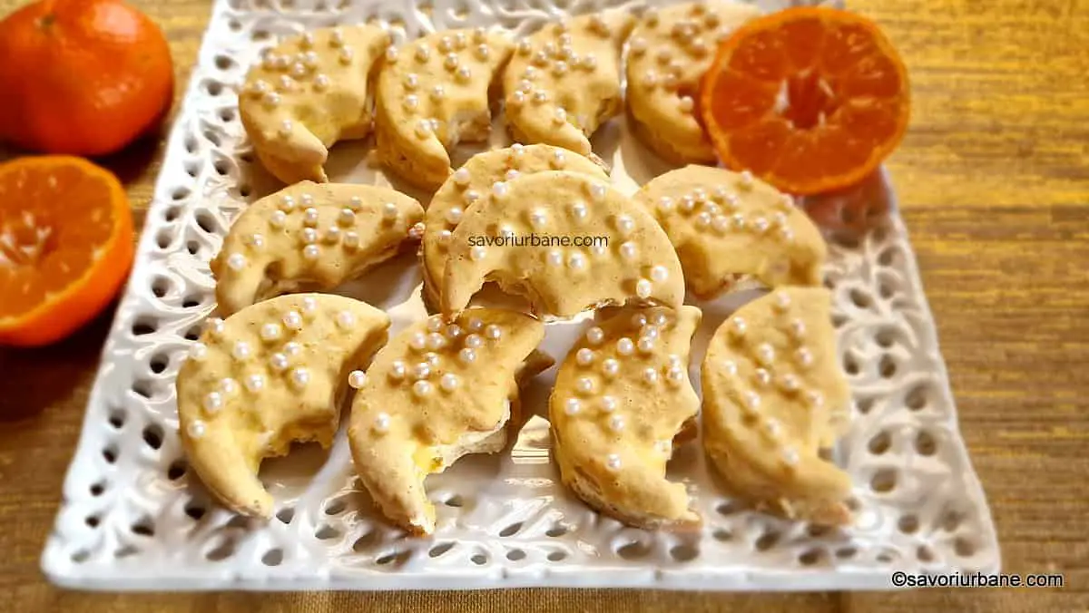 Servire fursecuri cu portocale și glazură - rețeta de semilune cu cremă de coji de portocală confiate savori