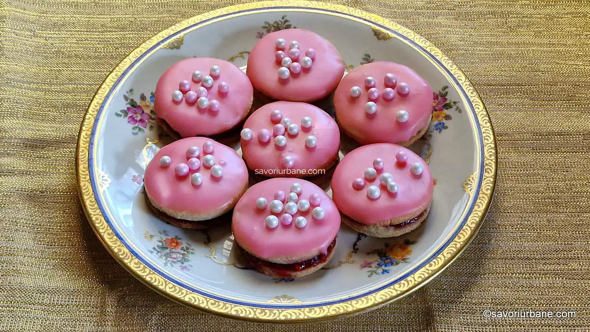 Servire și păstrare fursecuri cu gem de zmeură și glazură roz - rețeta de Brabanter sau ișlere roz savori