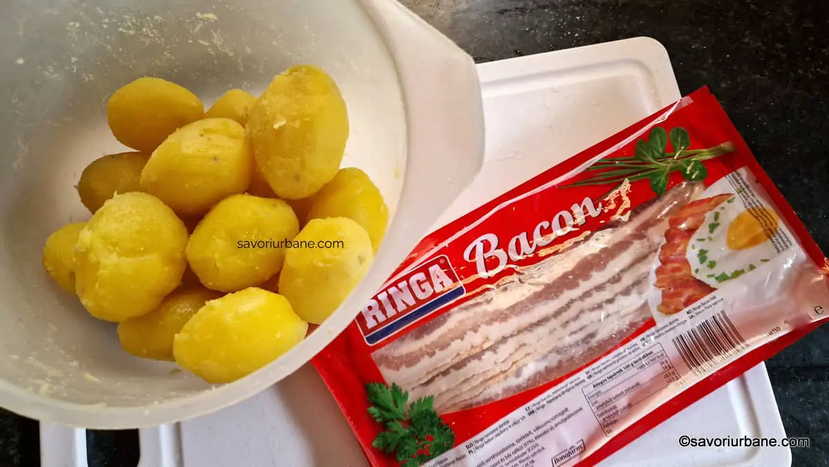 cartofi fierti condimentati cu sare usturoi felii subtiri de bacon