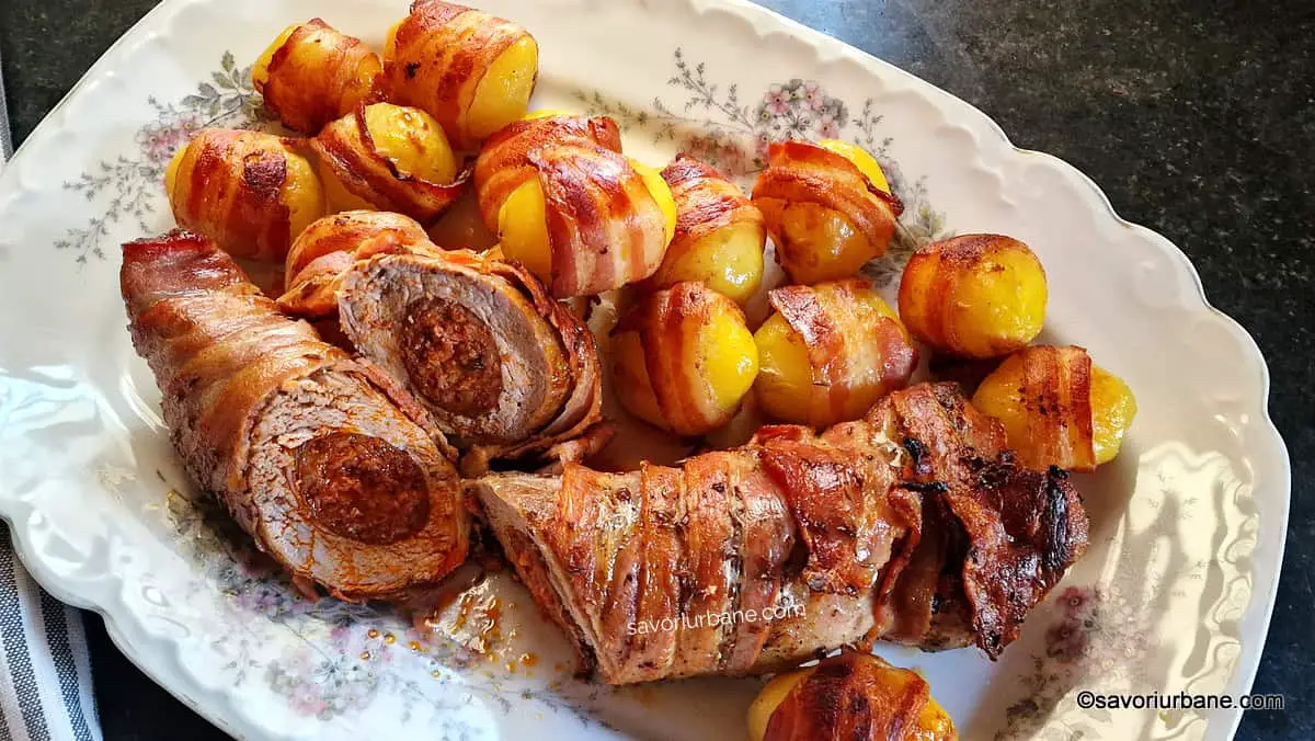 cea mai buna friptura de craciun muschi de porc umplut cu carnati si invelit in felii de bacon la cuptor