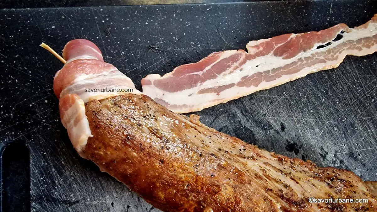 cum se inveleste muschiuletul de porc in felii de bacon (1)