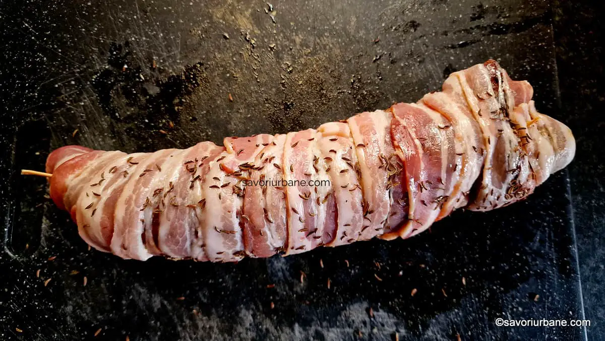 cum se inveleste muschiuletul de porc in felii de bacon (2)