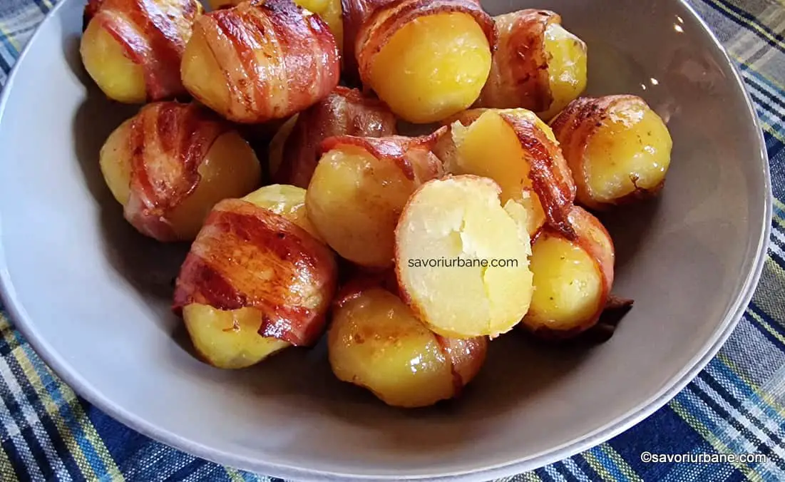 sectiune cartofi copti inveliti cu bacon la cuptor