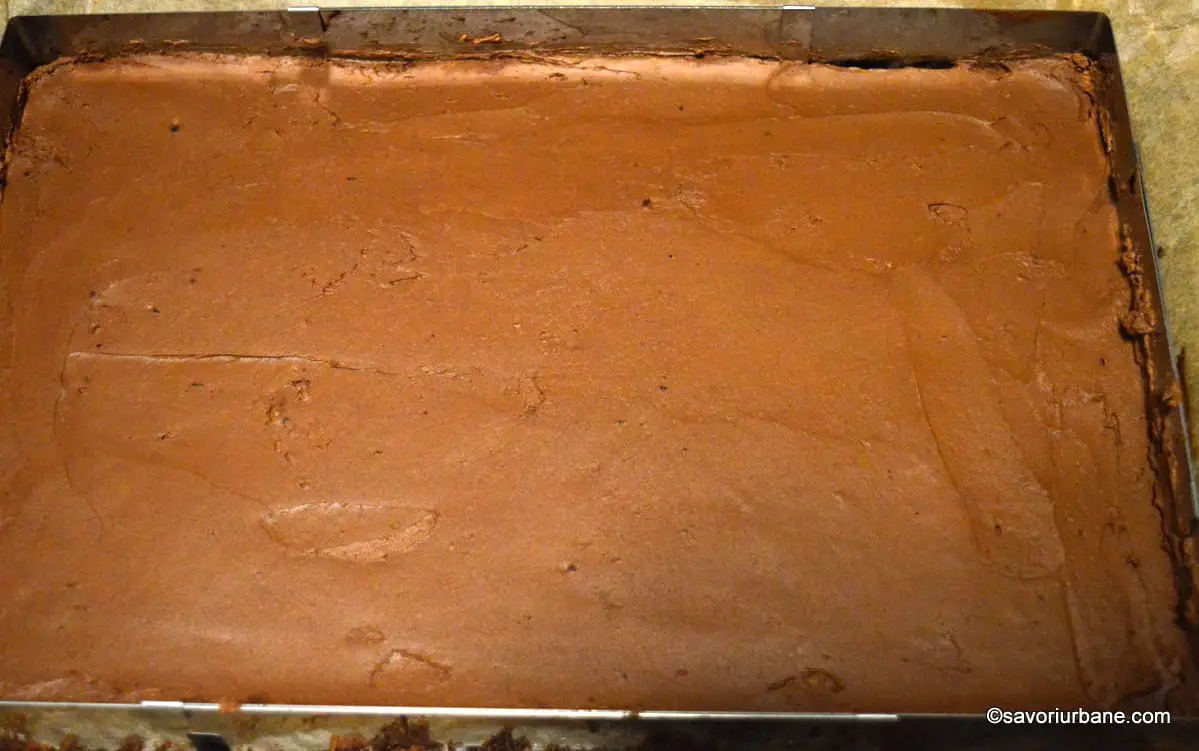 ungerea blatului pufos insiropat cu crema ganache de ciocolata