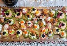 10 rețete de canapeuri festive sau amuse bouche – aperitive în mini tarte sau coșulețe din aluat fraged colorat