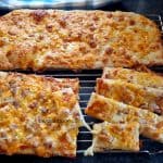 Cheesy bread cu bacon sau simplă - rețeta de foccacia cu brânză în stil Domino's savori urbane