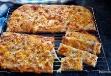 Cheesy Bread cu bacon sau simplă – rețeta de focaccia cu brânză în stil Domino’s Cheesy bread cu bacon sau simplă - rețeta de foccacia cu brânză în stil Domino's savori urbane