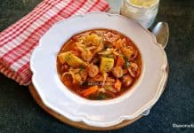 Ciorbă ungurească de varză cu crenvurști (Frankfurter) – rețeta de frankfurti leves Ciorbă ungurească de varză cu crenvurști (Frankfurter) - rețeta de frankfurti leves savori urbane