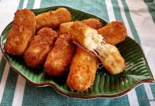 Crochete de cartofi cu mozzarella, cașcaval și parmezan Crochete de cartofi cu mozzarella, cașcaval și parmezan reteta savori urbane