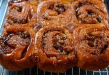 Cuib de viespi cu mere caramelizate și nucă – rețeta de spirale pufoase cu crustă de zahăr ars Cuib de viespi cu mere caramelizate și nucă - rețeta de spirale pufoase cu crustă de zahăr ars savori urbane