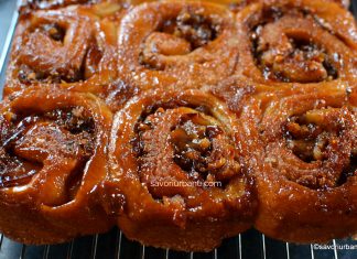 Cuib de viespi cu mere caramelizate și nucă – rețeta de spirale pufoase cu crustă de zahăr ars Cuib de viespi cu mere caramelizate și nucă - rețeta de spirale pufoase cu crustă de zahăr ars savori urbane