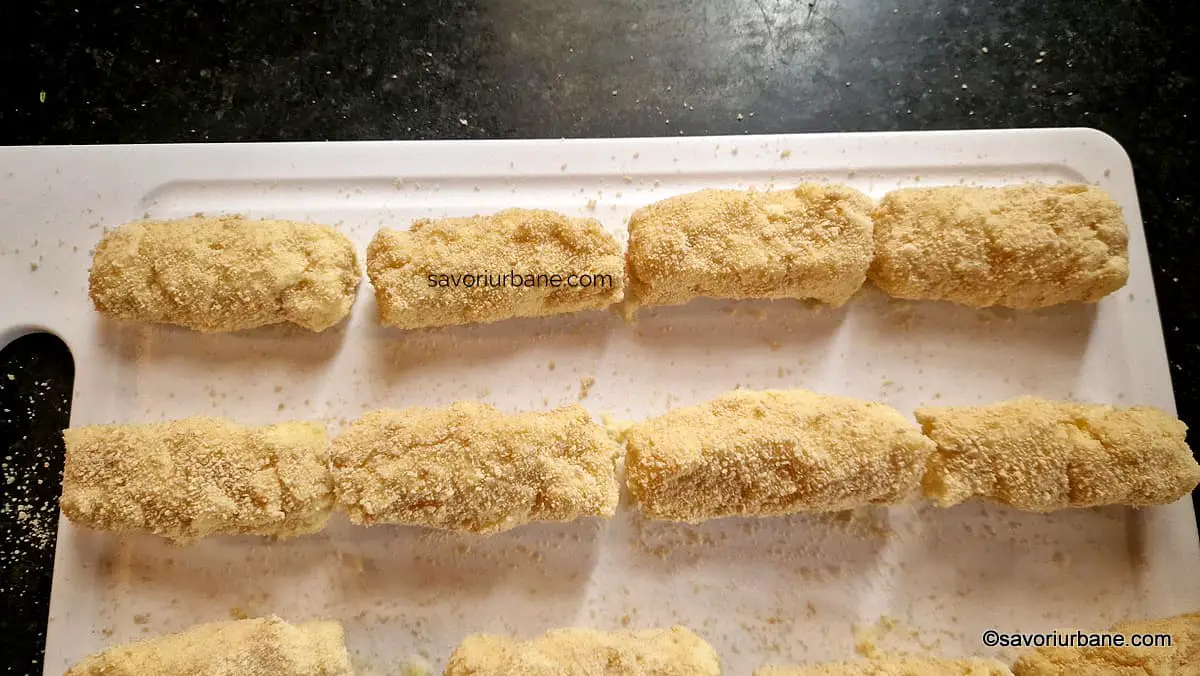 Cum se face crusta crocantă de pesmet a crochetelor din cartofi cu brânză (2)