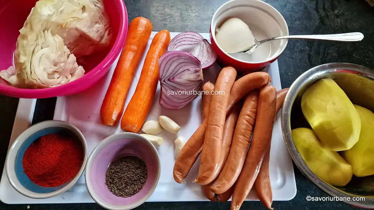 Ingrediente pentru ciorba de varză acră (murată) cu crenvurști afumați, cartofi și smântână
