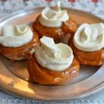 Mini Saint Honoré – rețeta de prăjituri cu foietaj, aluat de ecler, caramel și cremă de vanilie