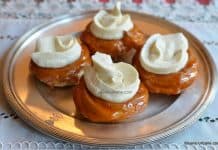 Mini Saint Honoré – rețeta de prăjituri cu foietaj, aluat de ecler, caramel și cremă de vanilie Mini Saint Honoré - rețeta de prăjituri cu foietaj, aluat de ecler, caramel și cremă de vanilie savori urbane