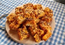 Pogăcele cu cârnați afumați și cașcaval – rețeta de sărățele pătrate din aluat cu untură și brânză Pogăcele cu cârnați afumați și cașcaval - rețeta de sărățele pătrate din aluat cu untură și brânză savori urbane