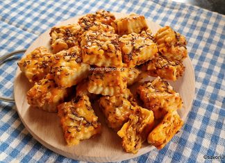 Pogăcele cu cârnați afumați și cașcaval – rețeta de sărățele pătrate din aluat cu untură și brânză Pogăcele cu cârnați afumați și cașcaval - rețeta de sărățele pătrate din aluat cu untură și brânză savori urbane