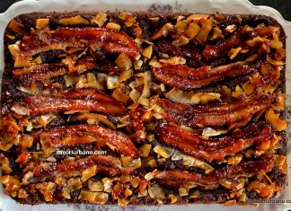 Prăjitură răsturnată cu banane caramelizate, fulgi de cocos și blat pufos cu cacao Prăjitură răsturnată cu banane caramelizate, fulgi de cocos și blat pufos cu cacao rețeta savori urbane