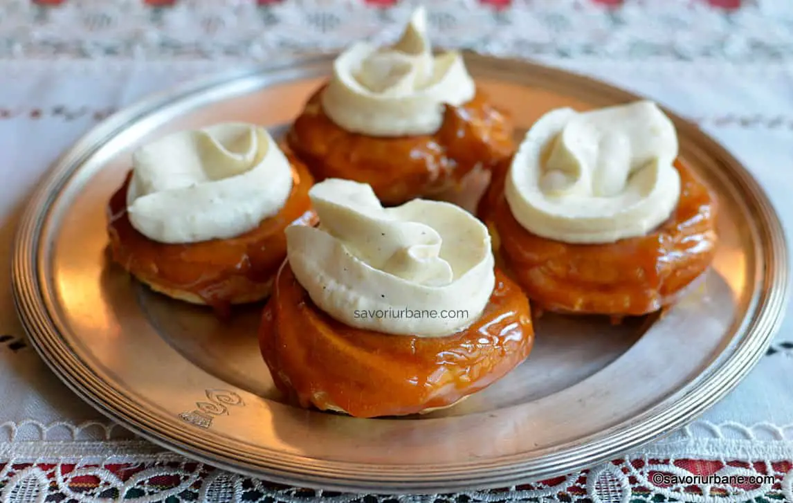 Servire Mini Saint Honoré - rețeta de prăjituri cu foietaj, aluat de ecler, caramel și cremă de vanilie