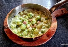 Varză de Bruxelles cu bacon și smântână – rețeta simplă și rapidă Varză de Bruxelles cu bacon și smântână - rețeta simplă și rapidă savori urbane