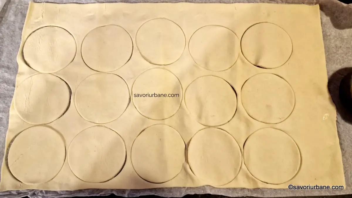 decupare discuri de foietaj de 7 cm pentru prajitura ecler