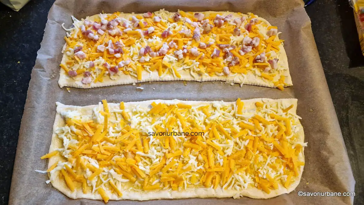 preparare dominos cheesey bread cu cheddar mozzarella bacon unt topit cu usturoi (4)