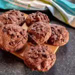 Brownie cookies cu ciocolată și alune de pădure – rețeta de biscuiți negrese cu Bailey’s
