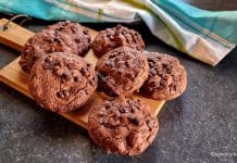 Brownie cookies cu ciocolată și alune de pădure – rețeta de biscuiți negrese cu Bailey’s Brownie cookies cu ciocolată și alune de pădure - rețeta de biscuiți negrese savori urbane