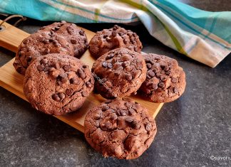 Brownie cookies cu ciocolată și alune de pădure – rețeta de biscuiți negrese cu Bailey’s Brownie cookies cu ciocolată și alune de pădure - rețeta de biscuiți negrese savori urbane