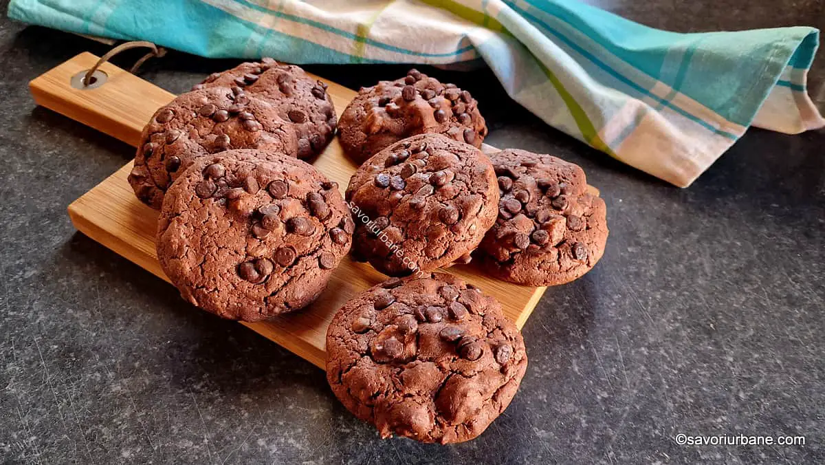 Brownie cookies cu ciocolată și alune de pădure - rețeta de biscuiți negrese cu Bailey's savori urbane