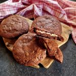 Cheesecake brownie cookies cu ciocolată – rețeta de biscuiți umpluți cu cremă de brânză