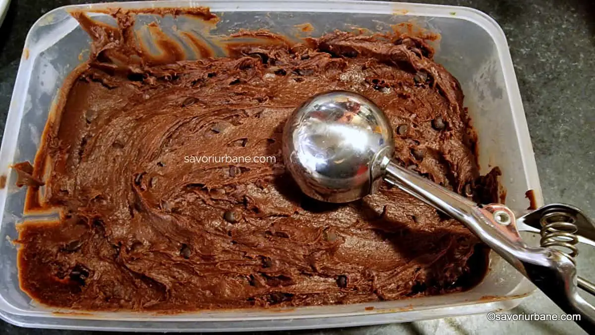 Cum se porționează aluatul de cookies cu lingura de înghețată 1