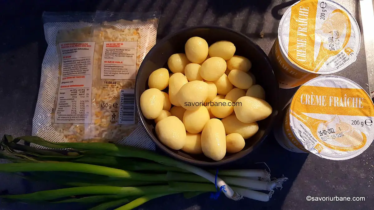 Ingrediente pentru plăcintă cu cartofi, cașcaval, ceapă verde și smântână