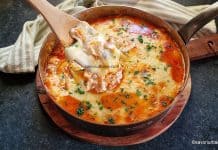 Musaca rapidă de cartofi cu carne (friptură rece), sos de roșii și crustă gratinată de sos alb cu brânză Musaca rapidă de cartofi cu carne (friptură rece), sos de roșii și crustă gratinată de sos alb cu brânză savori urbane