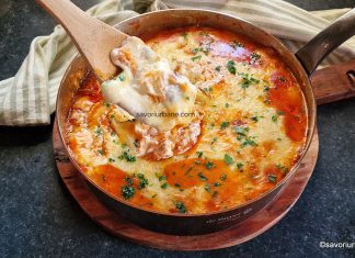 Musaca rapidă de cartofi cu carne (friptură rece), sos de roșii și crustă gratinată de sos alb cu brânză Musaca rapidă de cartofi cu carne (friptură rece), sos de roșii și crustă gratinată de sos alb cu brânză savori urbane