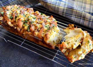 Pâine cu usturoi, cașcaval și ceapă verde – care se desface în felii pufoase (pull apart cheesy bread) Pâine cu usturoi, cașcaval și ceapă verde - care se desface în felii pufoase (pull apart) rețeta savori urbane