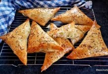 Pateuri cu cartofi, șuncă sau bacon și brânză – rețeta de trigoane rapide din foi subțiri de plăcintă Pateuri cu cartofi, șuncă sau bacon și brânză - rețeta de trigoane rapide din foi subțiri de plăcintă savori urbane