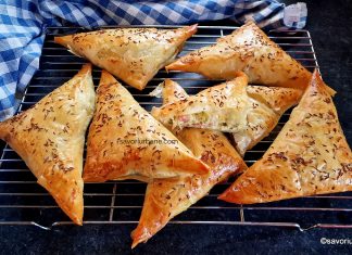 Pateuri cu cartofi, șuncă sau bacon și brânză – rețeta de trigoane rapide din foi subțiri de plăcintă Pateuri cu cartofi, șuncă sau bacon și brânză - rețeta de trigoane rapide din foi subțiri de plăcintă savori urbane