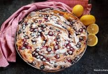 Plăcintă grecească cu foi încrețite și cremă de lămâie cu afine și zmeură – rețeta de soufra Plăcintă grecească cu foi încrețite și cremă cu lămâie, afine și zmeură - rețeta de soufra savori urbane