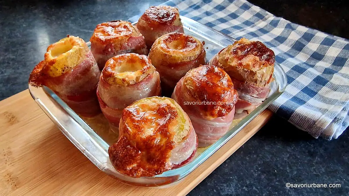 Servire Cartofi Vulcano umpluți cu brânză și înveliți în bacon - la cuptor