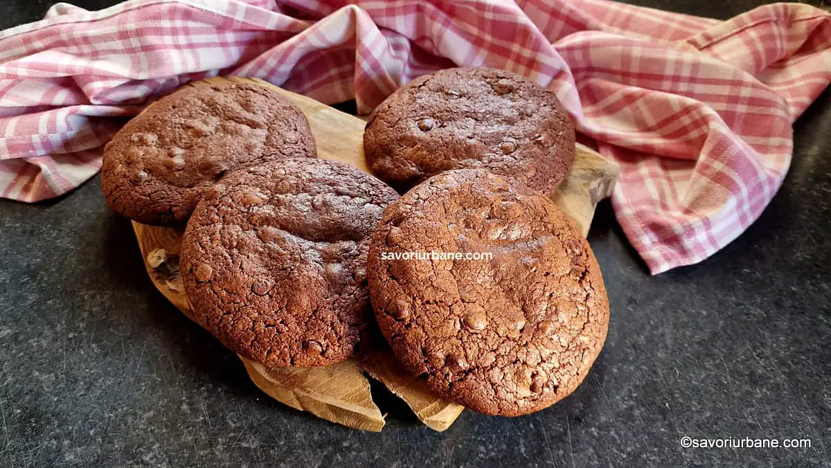 Servire Cheesecake brownie cookies cu ciocolată - rețeta de biscuiți umpluți cu cremă de brânză savori