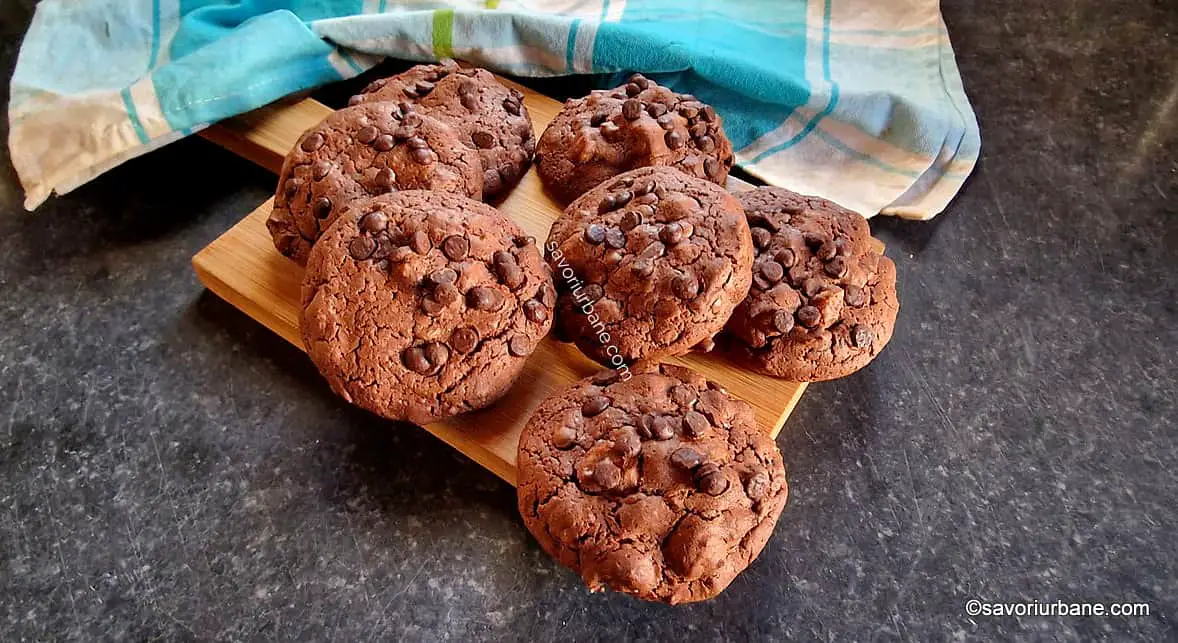 Servire și păstrare Brownie cookies cu ciocolată și alune de pădure - rețeta de biscuiți negrese cu Bailey's savori